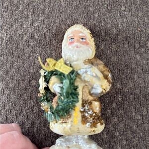 Glittering Santa with Wreath - Gold and Green